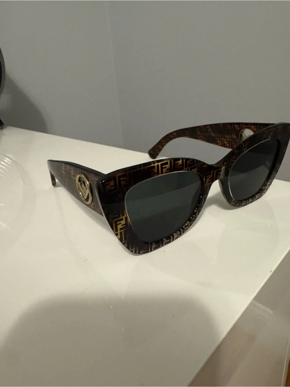 Fendi Tortoiseshell FF-Pattern Cat Eye Sunglasses - Brown